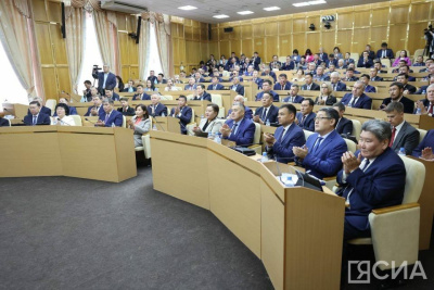 Парламент Якутии рассмотрел законопроекты по поддержке сирот, многодетных семей и молодожёнов / Дьулустаан Сергеев   