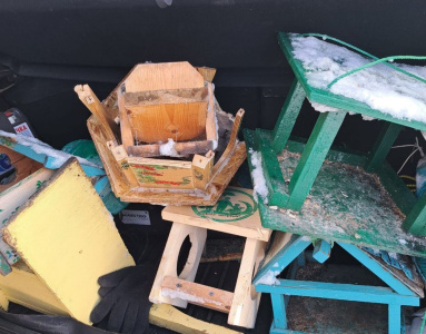 В городском парке вандалы сломали кормушки /    