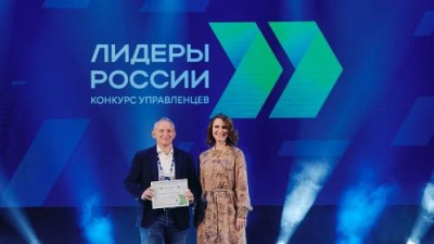 Айсен Николаев поздравил Сергея Андреевского с победой в окружном финале «Лидеров России» /    