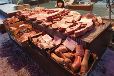 Фоторепортаж: обзор цен на мясо на Крестьянском рынке Якутска / Нарыйа Пахомова   
