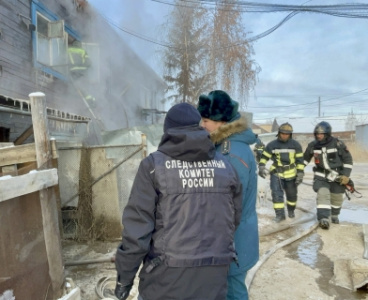 По факту гибели трех человек, в том числе, детей в городе Якутске возбуждено уголовное дело /    