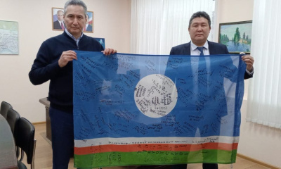 Флаг с автографами участников СВО передали в музейный фонд исторического парка в Якутске / ЯСИА Якутск Якутск Республика Саха (Якутия)