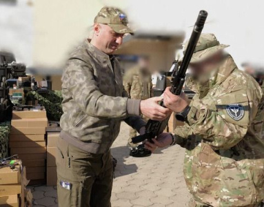 Вооружение, обмундирование и транспорт переданы в зону СВО по поручению Юрия Трутнева / ЯСИА   