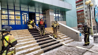 В Мирном отработали действия при пожаре в плавательном бассейне / ЯСИА   