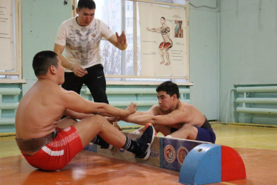 Главный приз турнира «Игры предков» медколледжа Якутии завоевал Хасан Уваровский / Дьулустаан Сергеев   