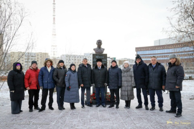 Делегация Республики Татарстан возложила цветы к бюсту Мусы Джалиля в Якутске / ЯСИА Якутск Якутск Республика Саха (Якутия)