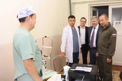 Айсен Николаев в Докучаевске встретился с медиками из Якутии / ЯСИА   