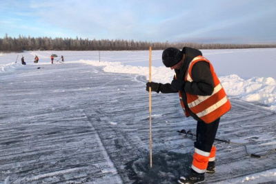 Работы по намораживанию льда начались на переправе через реку Яну / ЯСИА   