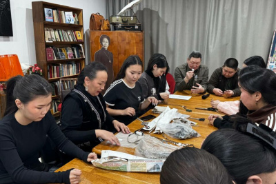 В Якутске провели мастер-класс по изготовлению оберегов для участников СВО / Саина Титова   