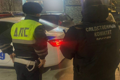 Следственные органы ведут проверку по факту погони с сотрудником ГИБДД на кузове автомобиля / ЯСИА   