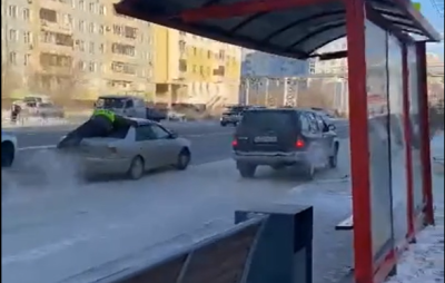 Видео. В Якутске произошла полицейская погоня с сотрудником ГИБДД на багажнике нарушителя / Виктория Сергеева Якутск Якутск Республика Саха (Якутия)