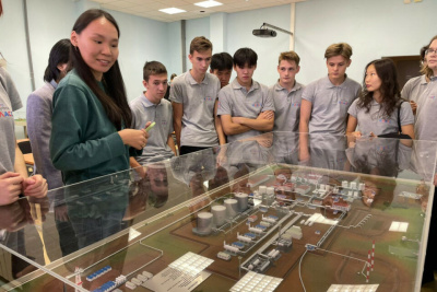 Инвестиции в будущее: как АЛРОСА помогает определиться с будущей профессией школьникам / ЯСИА   