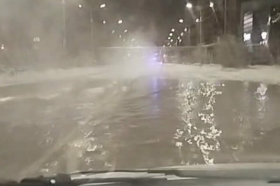 В Якутске на улице Ойунского произошел разлив сточных вод / Дьулустаан Сергеев Якутск Якутск Республика Саха (Якутия)