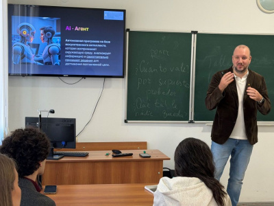 Роман Серебряный обсудил со студентами Ереванского МГУ вызовы медиареальности /    