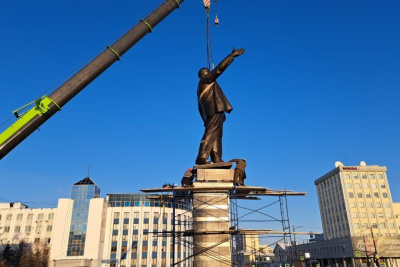 Видеофакт: на центральной площади Якутска идет установка памятника Ленину / ЯСИА Якутск Якутск Республика Саха (Якутия)