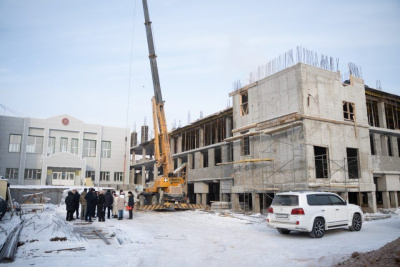 Евгений Григорьев проверил ход строительства пристроев к школам № 26 и 29 Якутска / ЯСИА Якутск Якутск Республика Саха (Якутия)