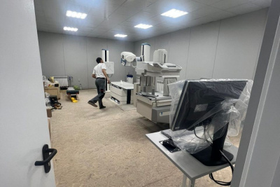 Якутяне завершают реконструкцию рентген-кабинета в больнице города Кировское ДНР / Саина Титова   