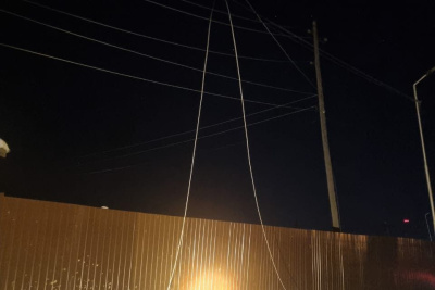 Жители нескольких улиц села Ытык-Кюель оставались без света из-за водителя спецтехники / ЯСИА   