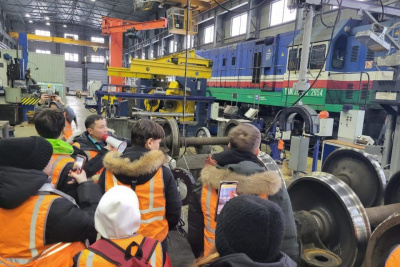 Школьникам из Алдана провели экскурсию в депо «Железных дорог Якутии» / Нарыйа Пахомова   