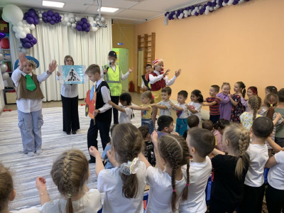 Малышам рассказали о правилах дорожного движения /    