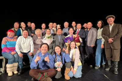 В Театре юного зрителя Якутии состоялась премьера спектакля «Нуоралдьыма чараҥар» / ЯСИА   