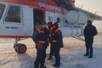 Группа спасателей вылетела на поиски трех мужчин, провалившихся под лед в Оймяконском районе Якутии / ЯСИА   