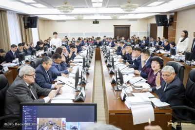 В парламенте Якутии рассмотрели более 700 поправок к законопроекту о бюджете Якутии / ЯСИА   