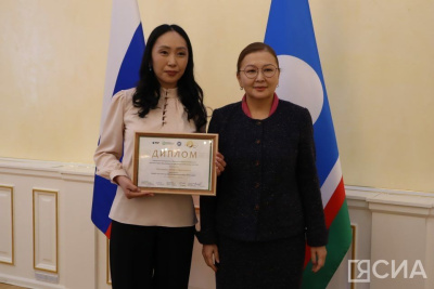 Специальную премию в 100 тысяч рублей вручили ста педагогам Якутии / Нарыйа Пахомова   
