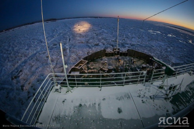 На переправе Жатай – Техтюр через реку Лену приостановили грузовые перевозки из-за ледостава / Дьулустаан Сергеев   