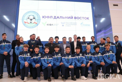 Якутским футболистам вручили бронзовые медали Юношеской футбольной лиги зоны Дальний Восток / Дьулустаан Сергеев   