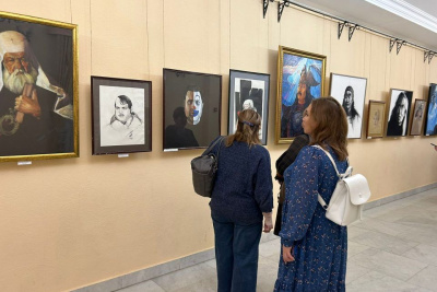 В Русском театре им. А.С. Пушкина в Якутске открылась выставка Николая Попова / ЯСИА Якутск Якутск Республика Саха (Якутия)