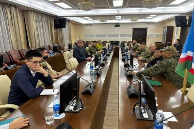 Меры поддержки участников СВО и их семей обсудил Александр Подголов с военнослужащими / ЯСИА   