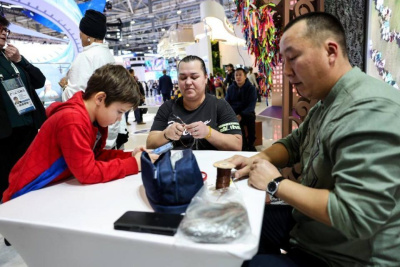 Секреты плетения из конского волоса якутской лошади узнали гости выставки «Россия» / ЯСИА   