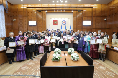 Носителям традиционной культуры вручили стипендии главы Якутии / Нарыйа Пахомова   