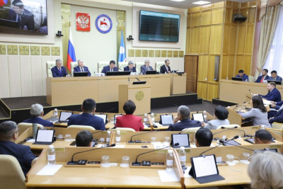 Принят проект бюджета Якутии на предстоящую трехлетку / Дьулустаан Сергеев   