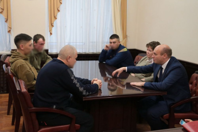 Муниципалитет помогает и солдатам и их семьям /    