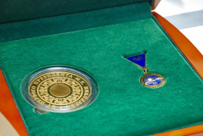 Вручены стипендии первого президента Якутии «Знанием победишь» / Дьулустаан Сергеев   