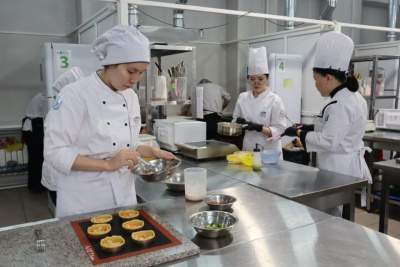 Участники «Вкуса Севера» приготовили меренгу с таежными ягодами и рыбные мини-пироги / Нарыйа Пахомова   