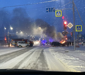 В Якутске при ДТП загорелся автомобиль / ЯСИА   