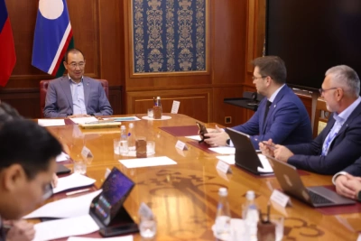 Глава Якутии провёл рабочую встречу с председателем Байкальского банка Сбера Рушаном Сахбиевым / ЯСИА   