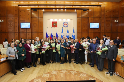 В Якутии вручили государственные награды многодетным матерям / Дьулустаан Сергеев   