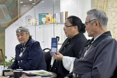 Презентованы книги олонхо Валентина Исакова и Петра Тихонова / ЯСИА   