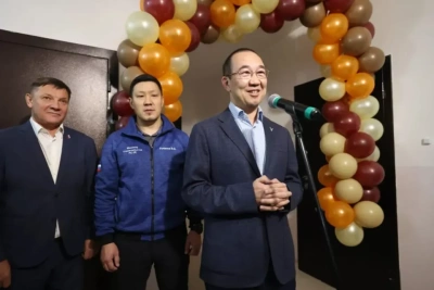 Айсен Николаев вручил ключи от новых квартир переселенцам из аварийного жилья в Алданском районе / ЯСИА   