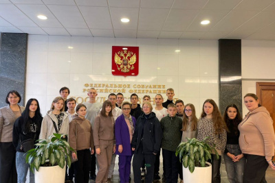 Галина Данчикова провела экскурсию в Госдуме для школьников из ДНР / ЯСИА   