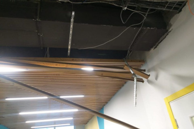 Следователи организовали проверку после обрушения потолка в Бердигестяхской школе / ЯСИА   