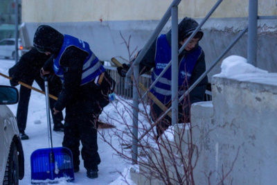 Молодогвардейцы провели уборку снега в студгородке / ЯСИА   