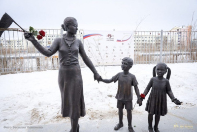 В Якутске открыли сквер с памятником воспитателю / ЯСИА Якутск Якутск Республика Саха (Якутия)