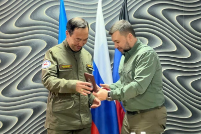 Айсену Николаеву вручили награды ДНР / ЯСИА   