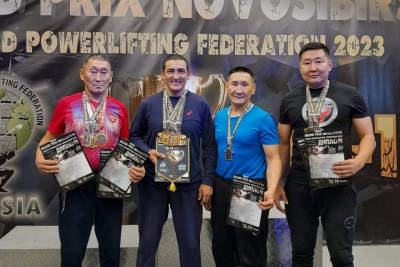 Пауэрлифтеры Якутии выполнили мастерские нормативы на Гран-при в Новосибирске / Дьулустаан Сергеев   