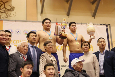Хапсагаисты Айсен Поскачин и Никита Хабаров завоевали титулы абсолютных чемпионов турнира Давыдова / Дьулустаан Сергеев   